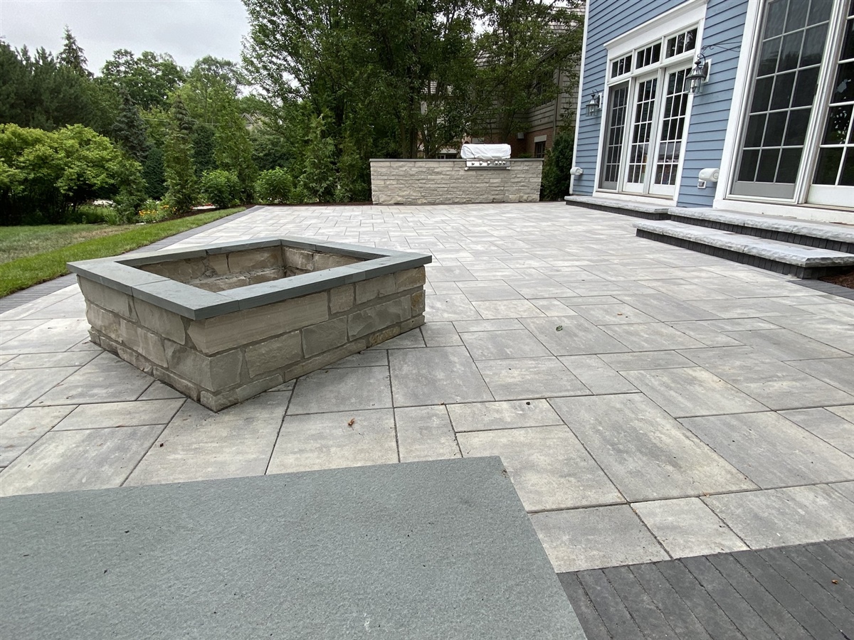 Block fire pit with seating wall